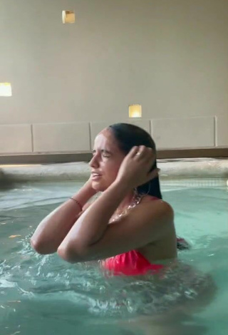 Sexy Agos Nisi con Sujetador de Bikini en la piscina