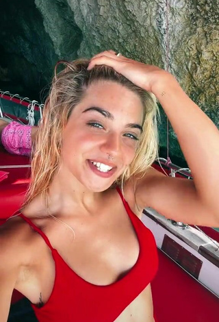 Atractiva Alessia Lanza con Seductores Bikini Rojo en un barco