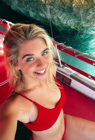 3. Atractiva Alessia Lanza Con Seductores Bikini Rojo En Un Barco