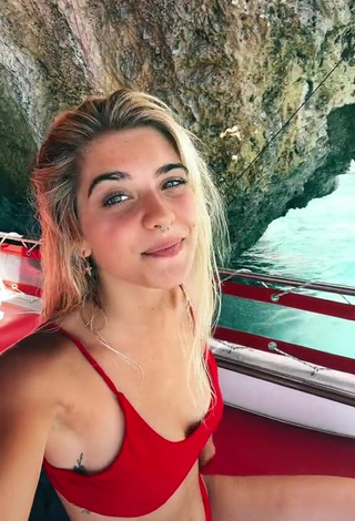 5. Atractiva Alessia Lanza Con Seductores Bikini Rojo En Un Barco