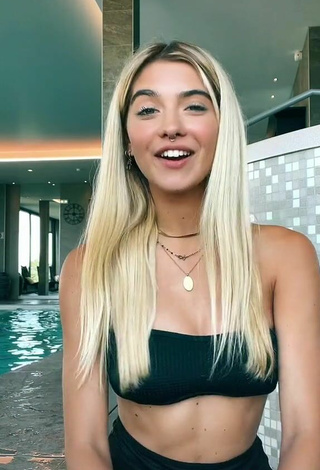 4. Atractiva Alessia Lanza Con Provocativos Bikini Negro En La Piscina