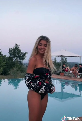 4. Caliente Alessia Lanza Con Bikini Negro En La Piscina