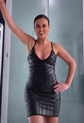 Caliente Angie Arizaga enseña escote con Vestido Negro y Tetas Saltarinas