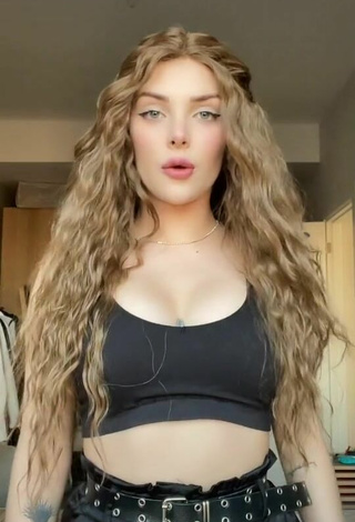 Sexy Aslı Güler enseña escote con Top Corto Negro