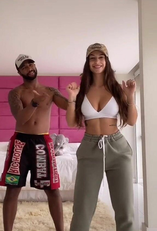 Sexy Bárbara Labres enseña escote con Sujetador Deportivo Blanco y Tetas Saltarinas