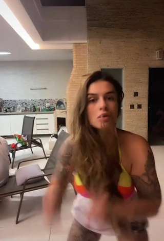 Hermosa Bárbara Labres enseña escote con Sujetador de Bikini