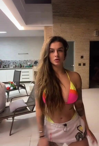 2. Hermosa Bárbara Labres Enseña Escote Con Sujetador De Bikini