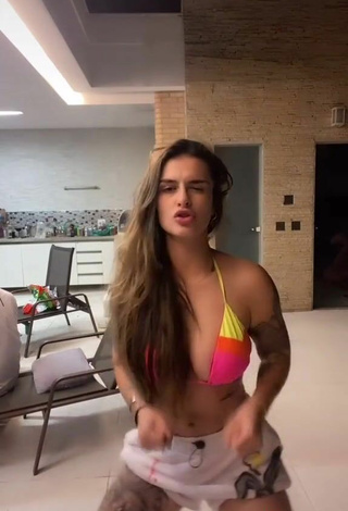 3. Hermosa Bárbara Labres Enseña Escote Con Sujetador De Bikini