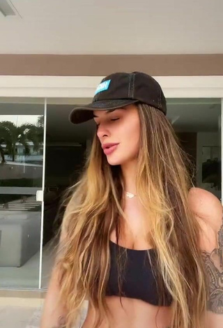 Caliente Bárbara Labres con Top Corto Negro