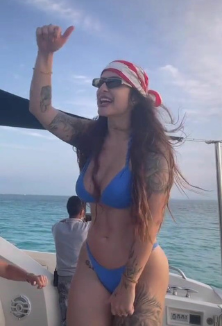 3. Atractiva Bárbara Labres Enseña Escote Con Seductores Bikini Azul En Un Barco Y Pechos Saltarinas