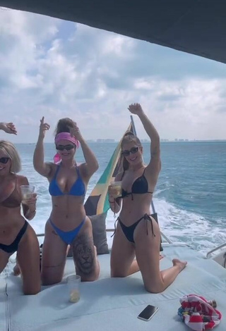 Bonita Bárbara Labres con Bikini en un barco