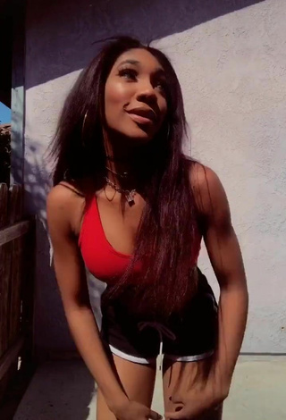 Sexy Bria Alana enseña escote con Sujetador Deportivo Rojo y Pechos Saltarinas