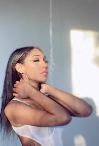 Sexy Bria Alana enseña escote con Traje de Cuerpo Blanco