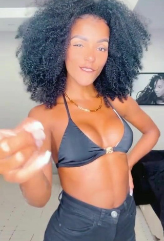 Caliente Brunna Gonçalves enseña escote con Sujetador de Bikini