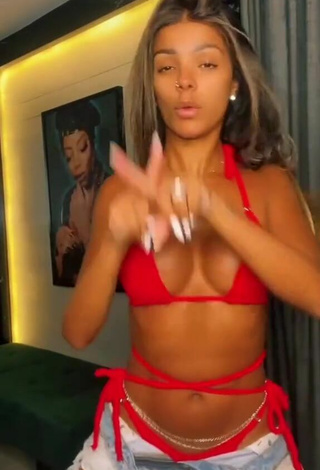 3. Hermosa Brunna Gonçalves Enseña Escote Con Bikini Rojo