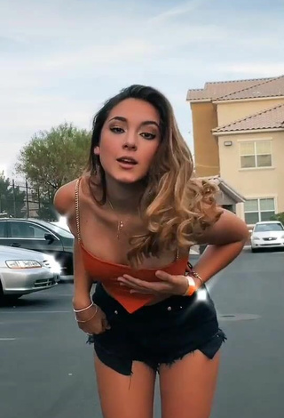 Sexy Bryana Pastor con Top Corto Naranja