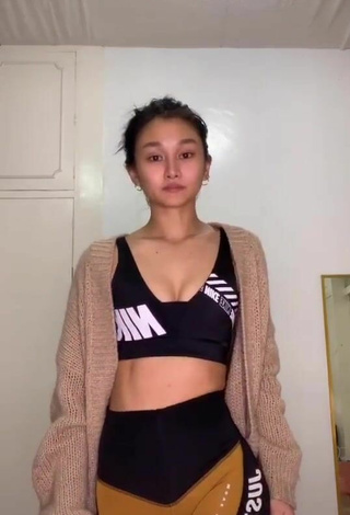 2. Más Caliente Chienna Filomeno Enseña Escote Con Top Corto