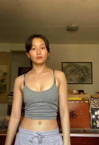 Sexy Chienna Filomeno con Top Corto Gris y Pechos Saltarinas