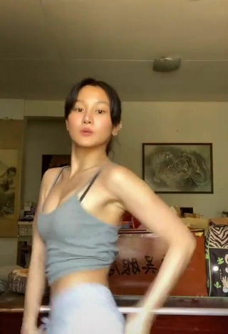 3. Sexy Chienna Filomeno Con Top Corto Gris Y Pechos Saltarinas