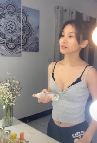 Caliente Chienna Filomeno enseña escote con Vestido