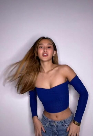 2. Atractiva Chienna Filomeno Con Seductores Top Corto Azul