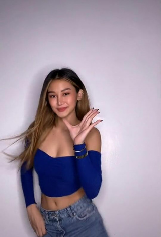 4. Atractiva Chienna Filomeno Con Seductores Top Corto Azul