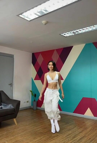 2. Sexy Chienna Filomeno Enseña Piernas