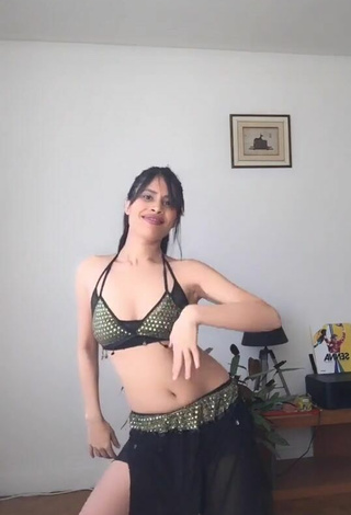 2. XENA Enseña Escote Con Seductores Top Corto