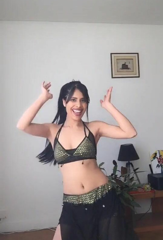 Atractiva XENA enseña escote con Seductores Top Corto y Tetas Saltarinas