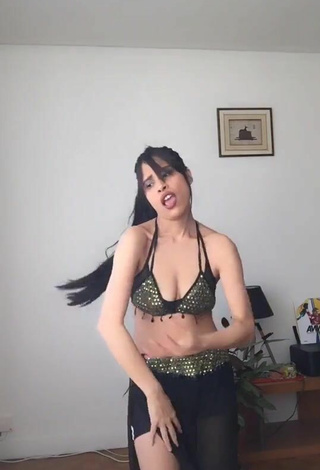 4. Atractiva XENA Enseña Escote Con Seductores Top Corto Y Tetas Saltarinas