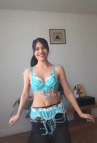 Más caliente XENA con Top Corto Azul