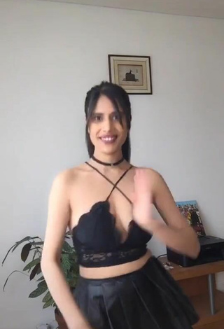 Atractiva XENA con Provocativos Top Corto y Tetas Saltarinas