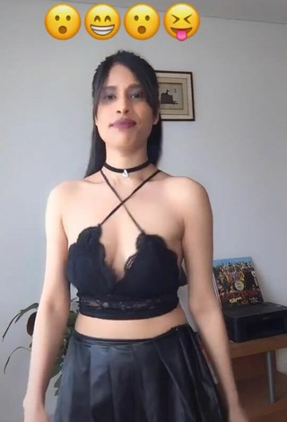 1. XENA Enseña Escote Con Atractivos Top Corto Negro Y Tetas Saltarinas