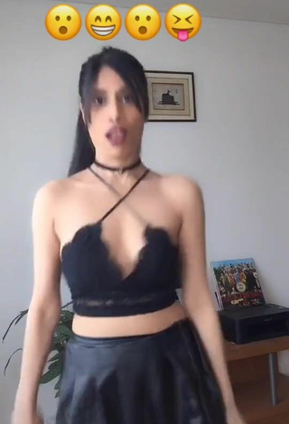 2. XENA Enseña Escote Con Atractivos Top Corto Negro Y Tetas Saltarinas