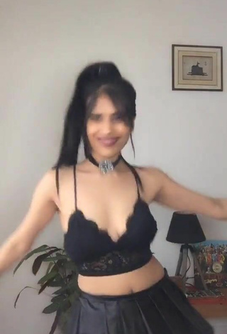 Impresionante XENA enseña escote con Top Corto Negro y Tetas Saltarinas