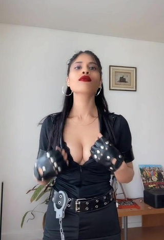 Guapísima XENA enseña escote con Atractivos Vestido Negro