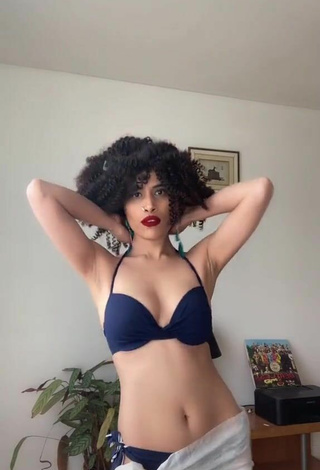 Atractiva XENA enseña escote con Seductores Bikini Azul y Senos Saltarines