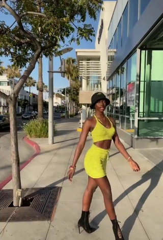 Hermosa Diarra Sylla con Top Corto en una calle