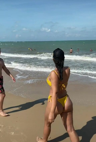 Sexy Dri Santos Enseña el culo en la playa