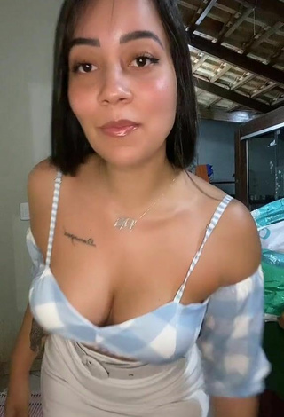 Hermosa Dri Santos enseña escote con Top Corto de Cuadros