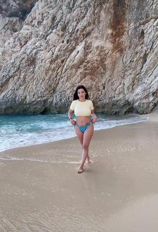 Hermosa Duygu Aycan con Top Corto en la playa