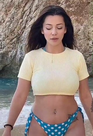 4. Hermosa Duygu Aycan Con Top Corto En La Playa