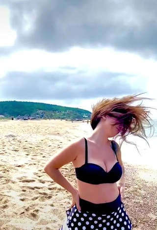 5. Hermosa Duygu Aycan Enseña Escote Con Sujetador De Bikini En La Playa