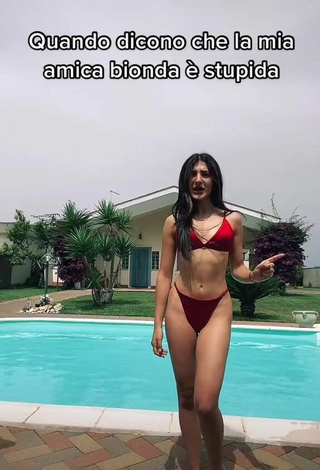 Sexy Elena Hazinah con Tanga en la piscina