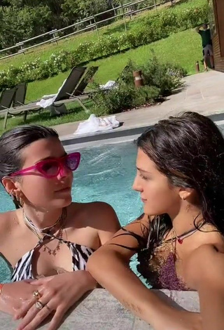 5. Hermosa Elena Hazinah Con Bikini En La Piscina