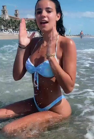 2. Increíble Ella Mendelsohn Con Bikini Azul En La Playa