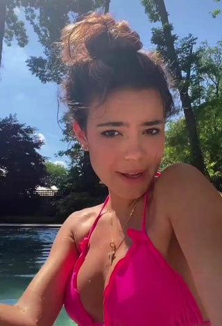 5. Más Caliente Ella Mendelsohn Enseña Escote Con Bikini Rosado Margarita En La Piscina