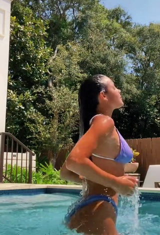 Elegante Ella Mendelsohn con Bikini Morado en la piscina