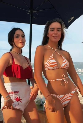 Sexy Estefi Merelles con Bikini en la playa