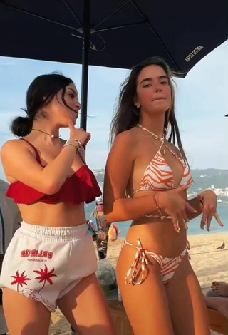 2. Sexy Estefi Merelles Con Bikini En La Playa